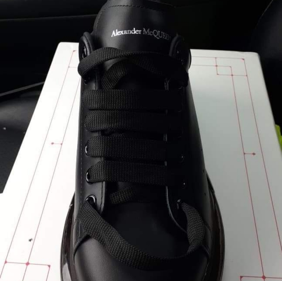 Alexander McQueen's - Picture 2 of 4